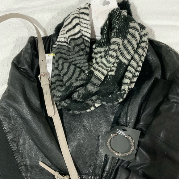 Bcbgeneration loop scarf new - Picture 4 of 4